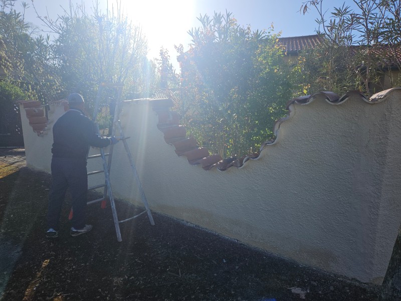 Peintures d'une murette et de ses tuiles à Rabastens : Avant / Après