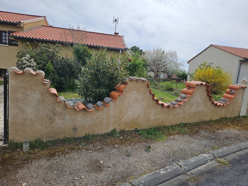 Peintures d'une murette et de ses tuiles à Rabastens