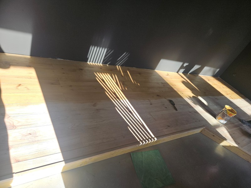 Peintures d'une Estrade en bois dans un local commercial à Montauban