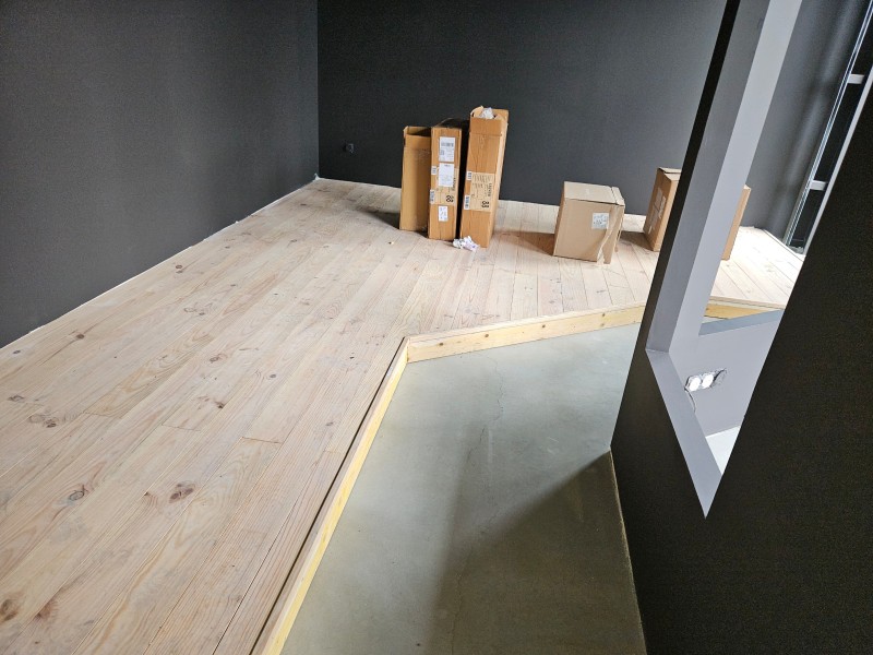 Travaux de peinture sur estrade en bois à Montauban