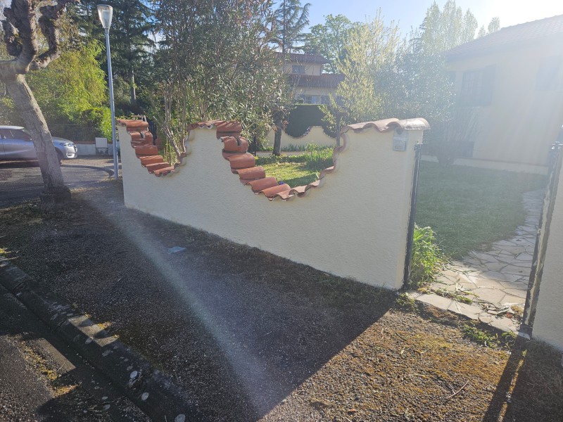 Peintures d'une murette et de ses tuiles à Rabastens : Avant / Après