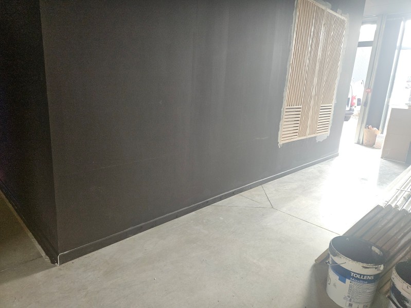 Artisan pour peintures des plinthes pour un local commercial à Montauban