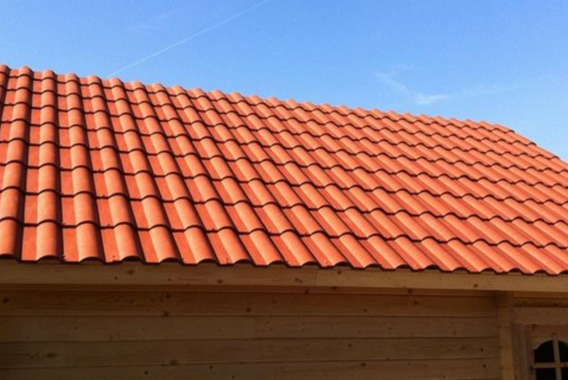 Pose d'une toiture bac acier en imitation tuile sur une maison en bois à Saint Sulpice la pointe