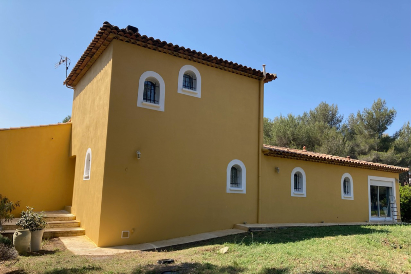 Ravalement de façade complet pour grande maison jaune à Saint Sulpice La Pointe