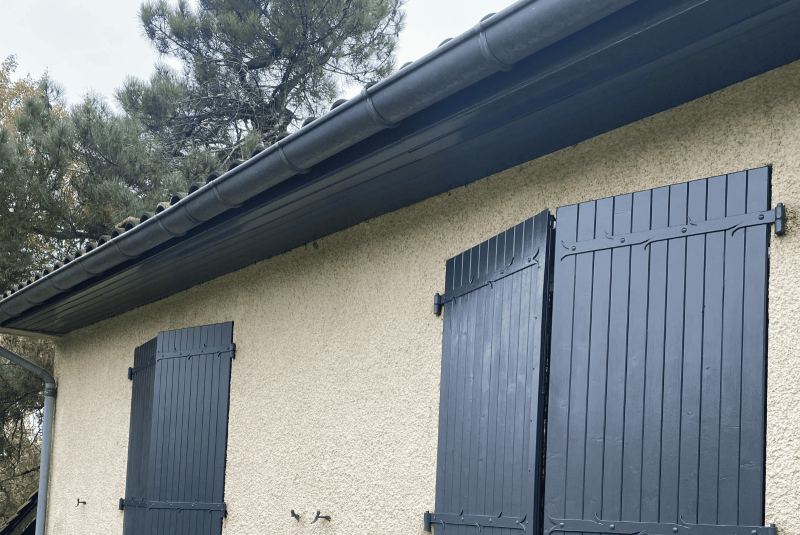 APRES : Entreprise pour peinture extérieure complète à Parisot 81310 dans le Tarn : dessous de toit, planche de rive, volets et façade d'une maison ancienne