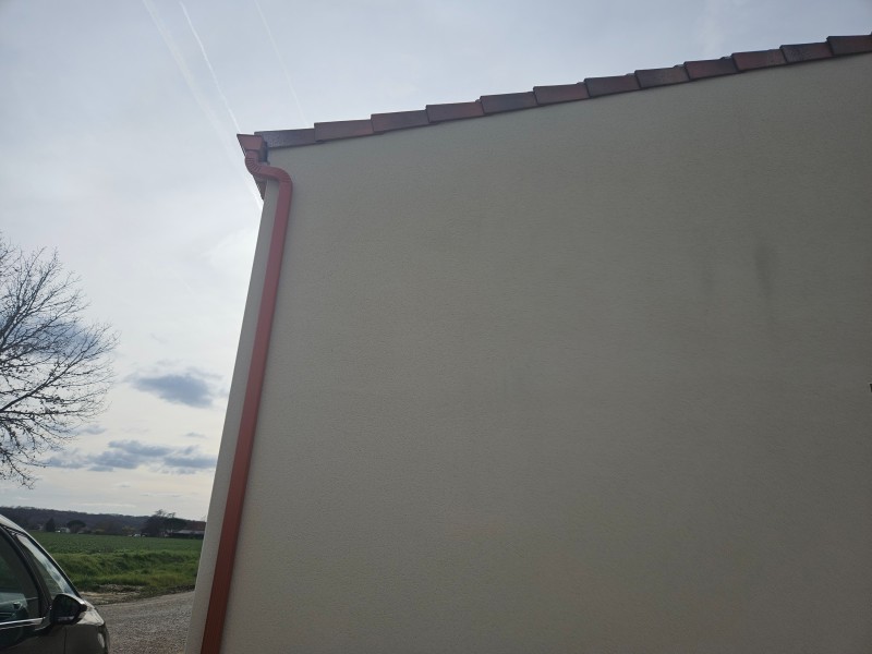 Pose d'une descente et d'une gouttière à Couffouleux dans le Tarn