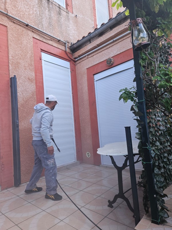 Où trouver une entreprise qualifiée pour nettoyer vos dalles extérieures ?