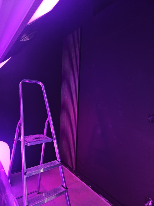 Peintures intérieures et pose de claustra pour un institut de bronzage à Montauban