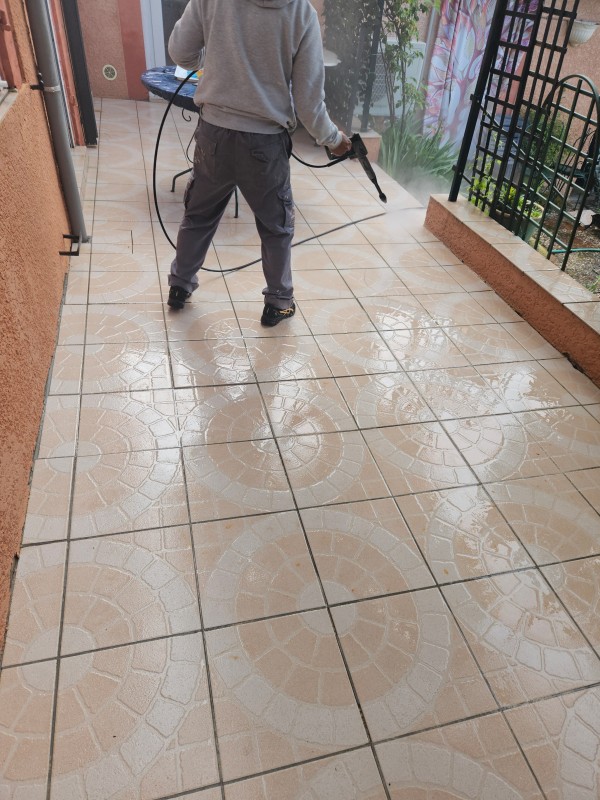 Nettoyage d'une terrasse en dalles à Montastruc-la-Conseillère 