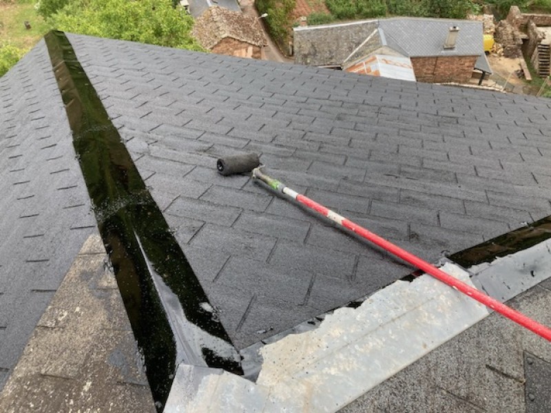 Peintures extérieures d'une toiture en goudron dans l'Aveyron